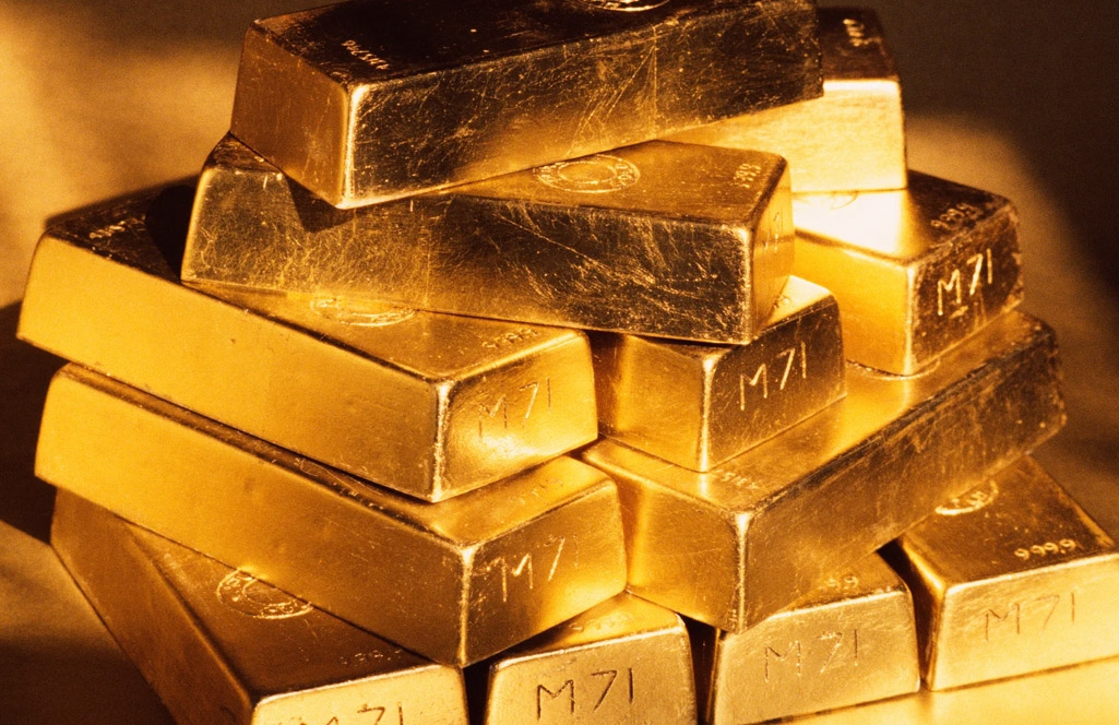 Stack of gold bars reflecting light, representing a valuable investment opportunity in 2024